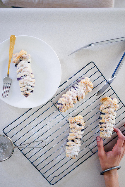 homemade eggless blueberry crossovers using puff pastry